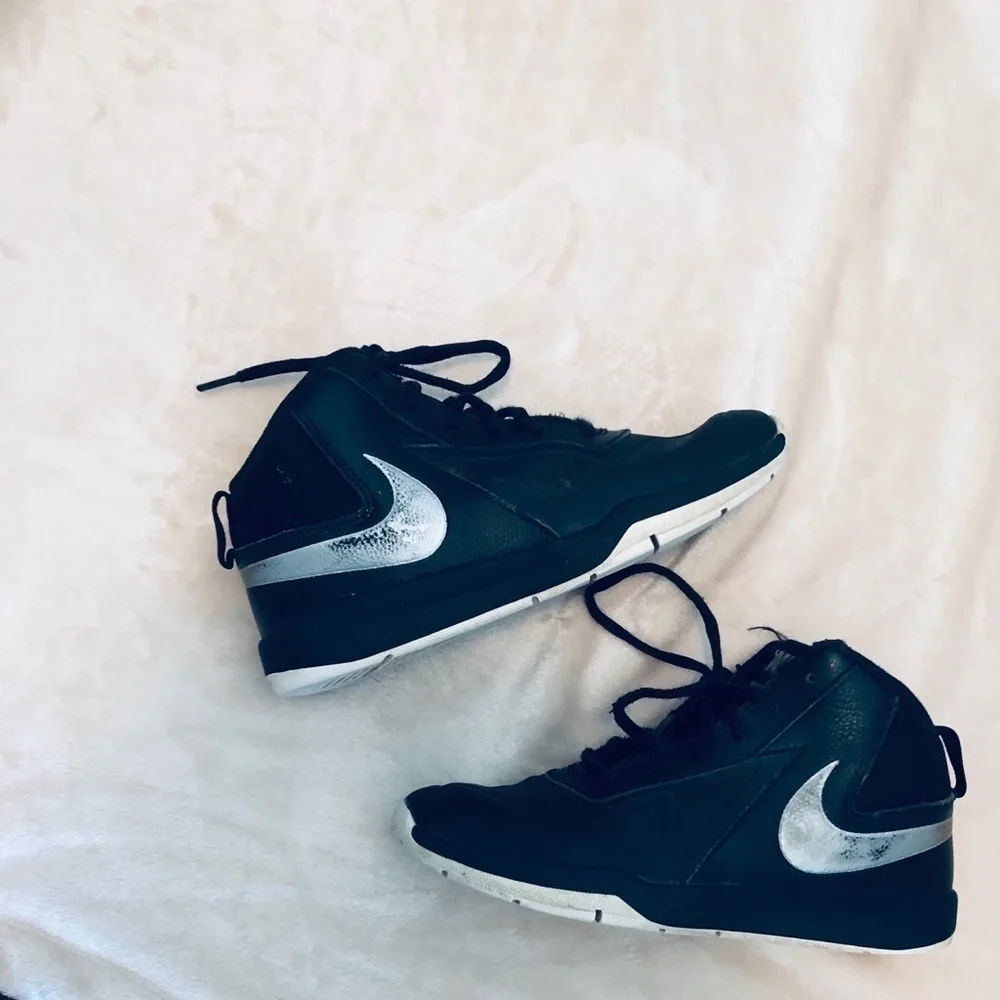 Nike Boys Boots Size 2.5 Y